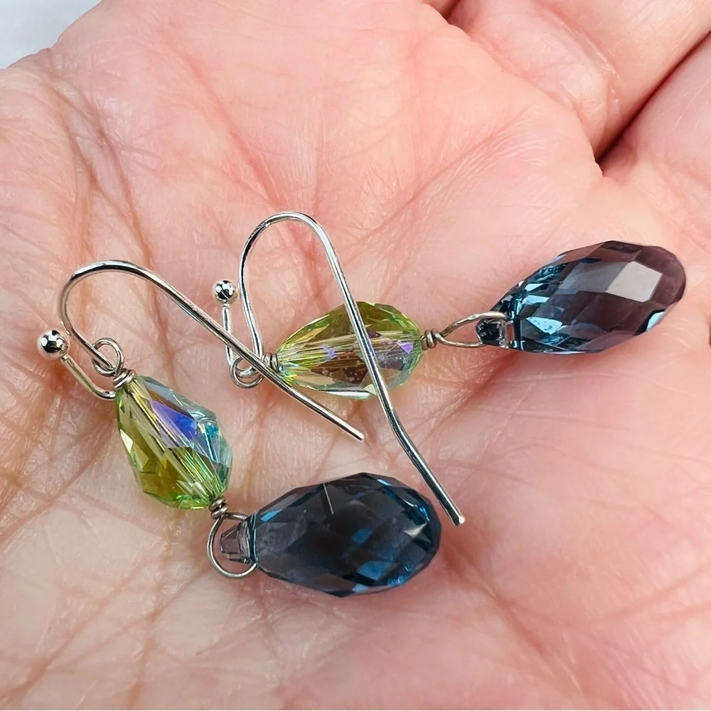 Beautiful green blue and silvertone reflective costume pierced earrings - Picture 3 of 5